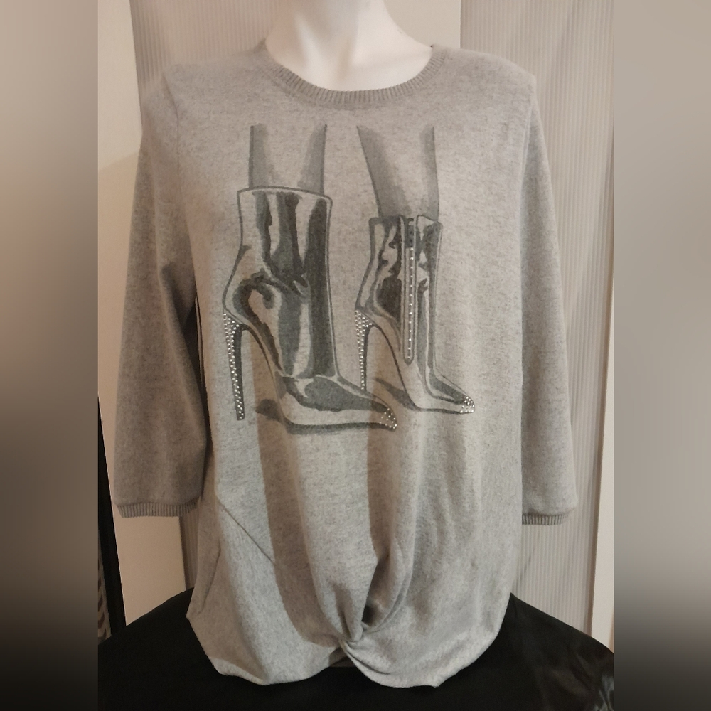 Love + Lace - Gray 3/4 Sleeve Crew Neck Sweater with High Heel Design, Size LG